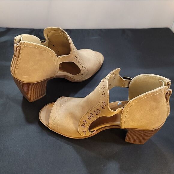 BRAND NEW JELLYPOP CUT-OUT DESIGN BLOCK HEEL BOOTIE - Picture 7 of 15